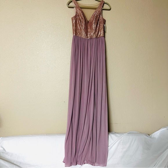 David's Bridal V-Neck
Metallic Lace and Mesh dress. - Picture 5 of 6